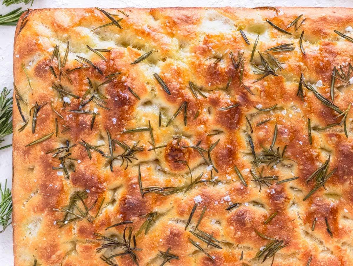 Focaccia mit Rosmarin und Meersalz, detailreich und appetitlich.