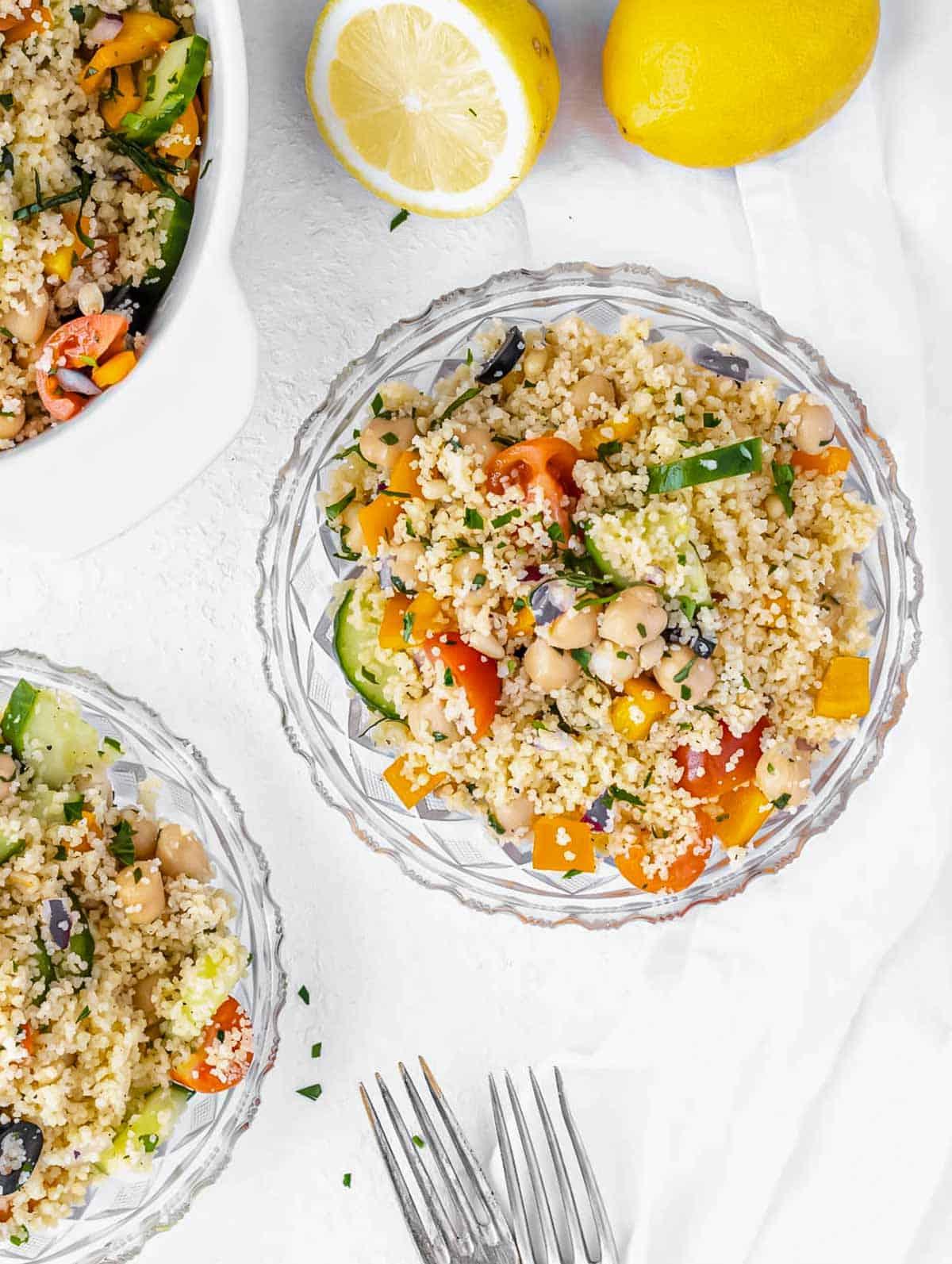 Couscous Salat mit Kichererbsen und frischem Gemüse.