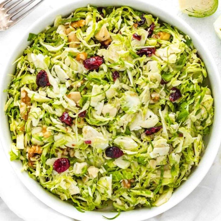 Roher Rosenkohlsalat mit gehobeltem Rosenkohl