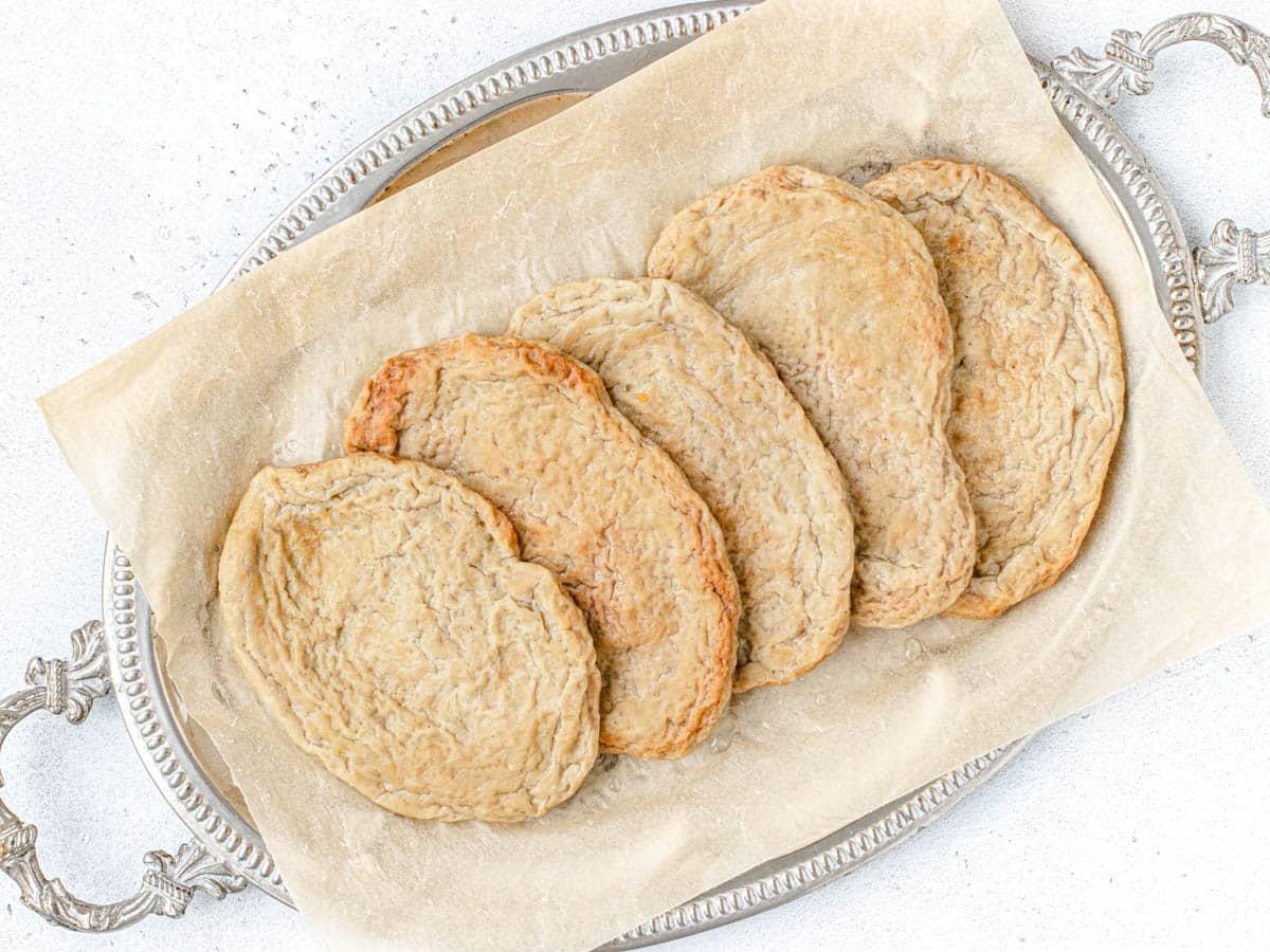 Hausgemachtes Seitan auf einer Silberplatte