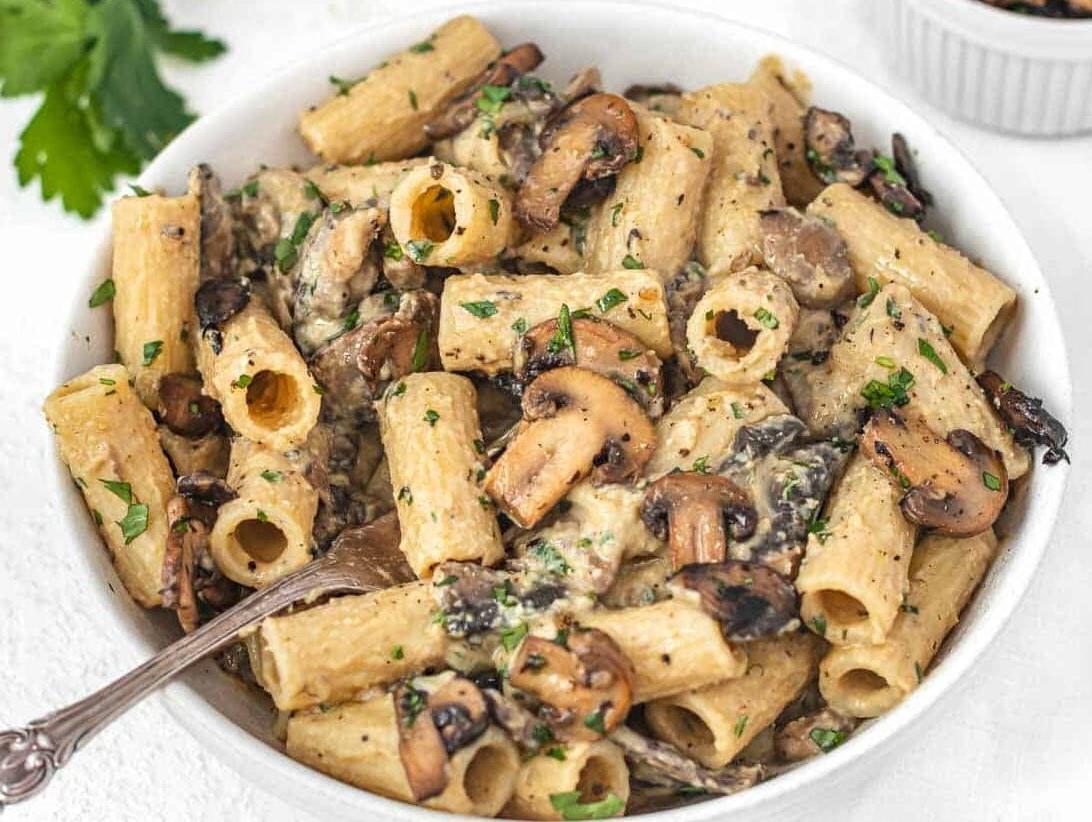 Hummus-Pasta und Gabel