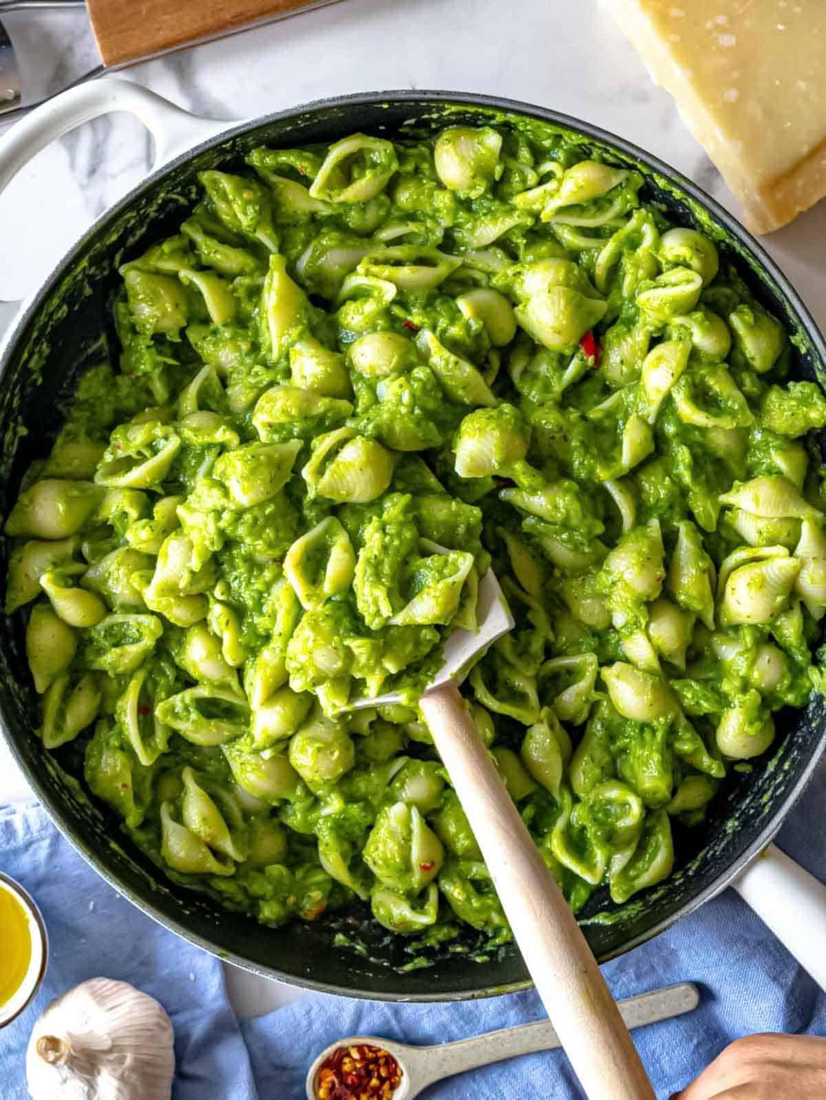 Brokkoli Pasta in einer Pfanne.