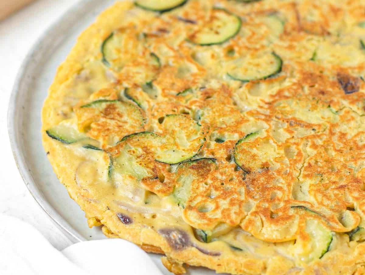 Kichererbsen-Frittata mit Zucchini und roten Zwiebeln.