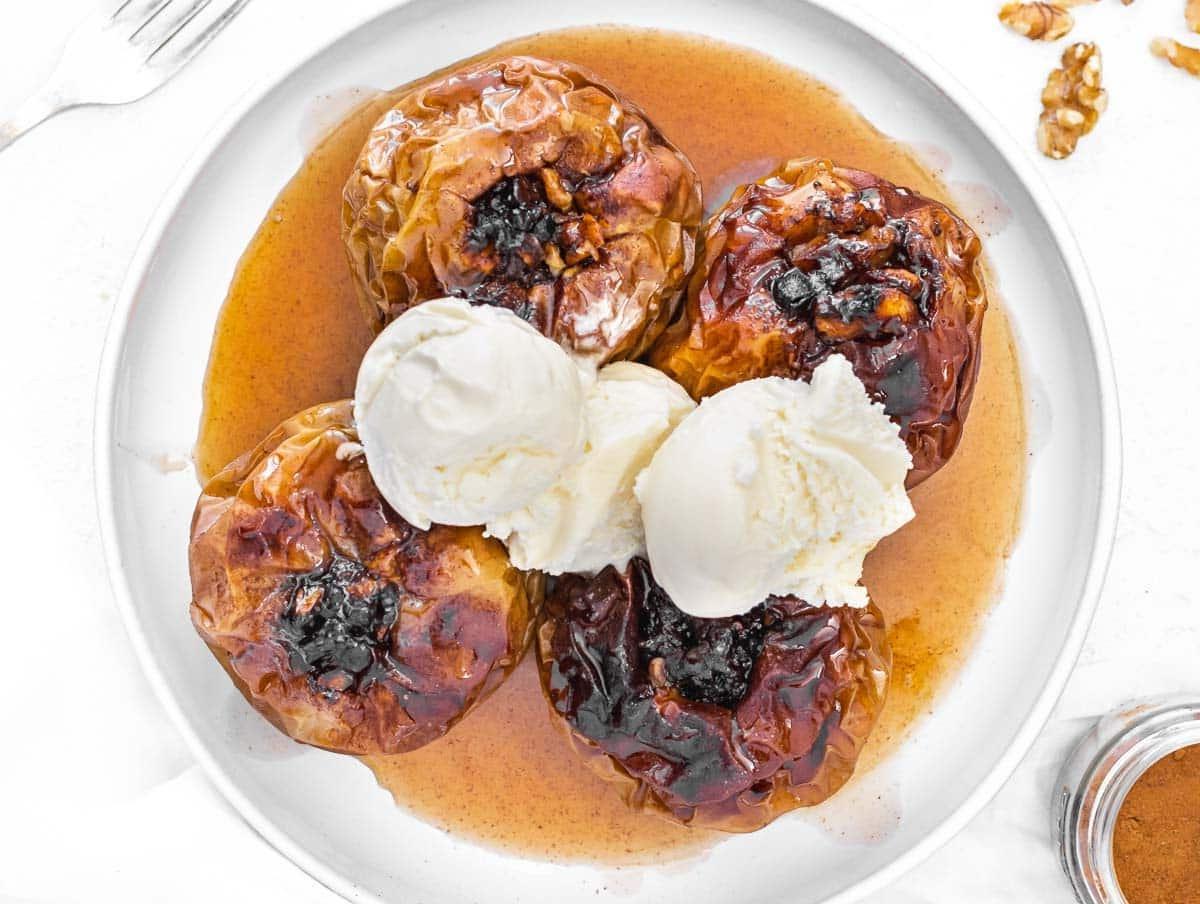 Bratäpfel 3 Gebackene Äpfel mit Sirup und Eiscreme