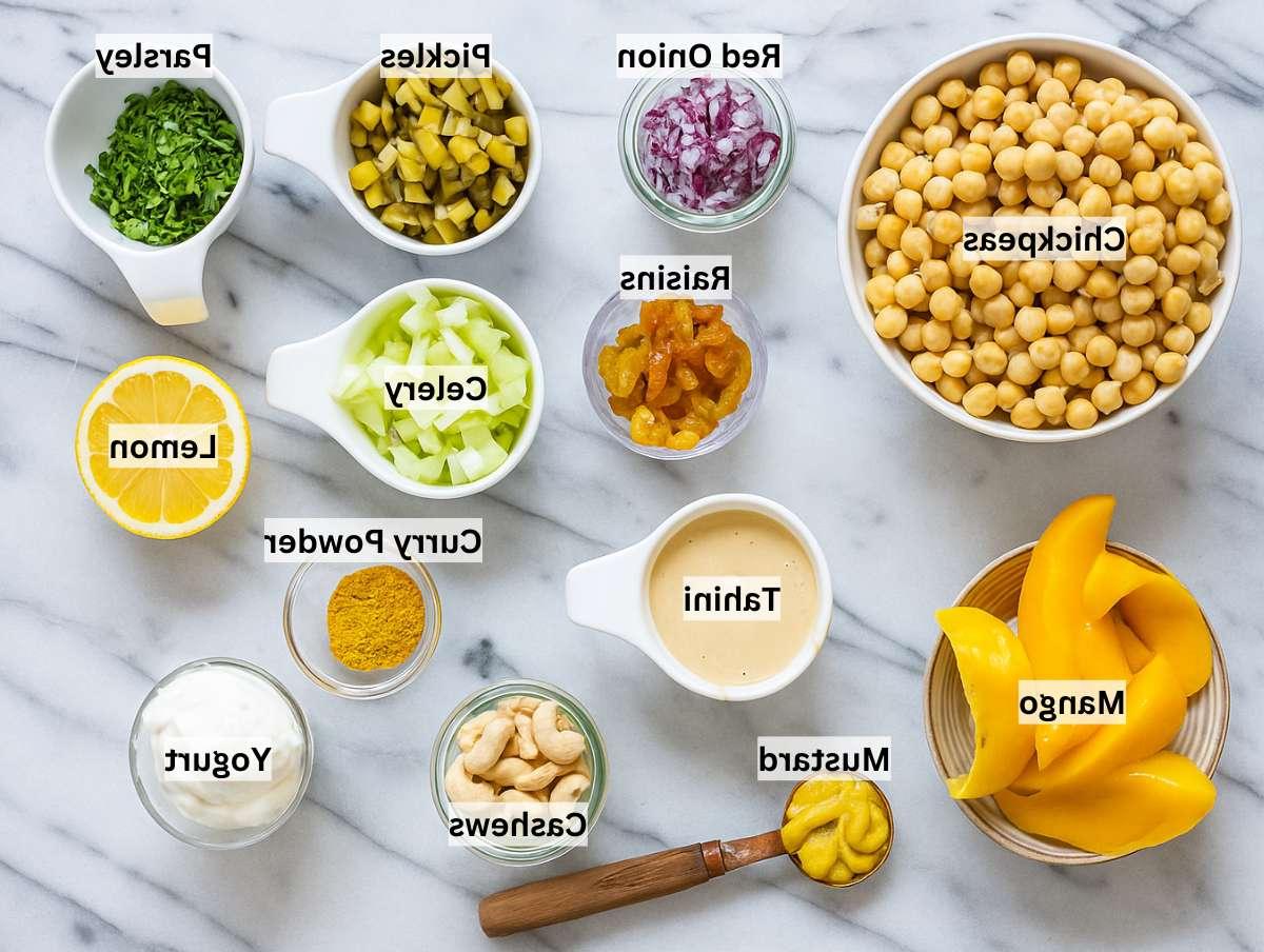 Curry-Kichererbsen-Salat 3 Zutaten für cremigen Curry-Kichererbsen-Salat auf einem Marmortisch.