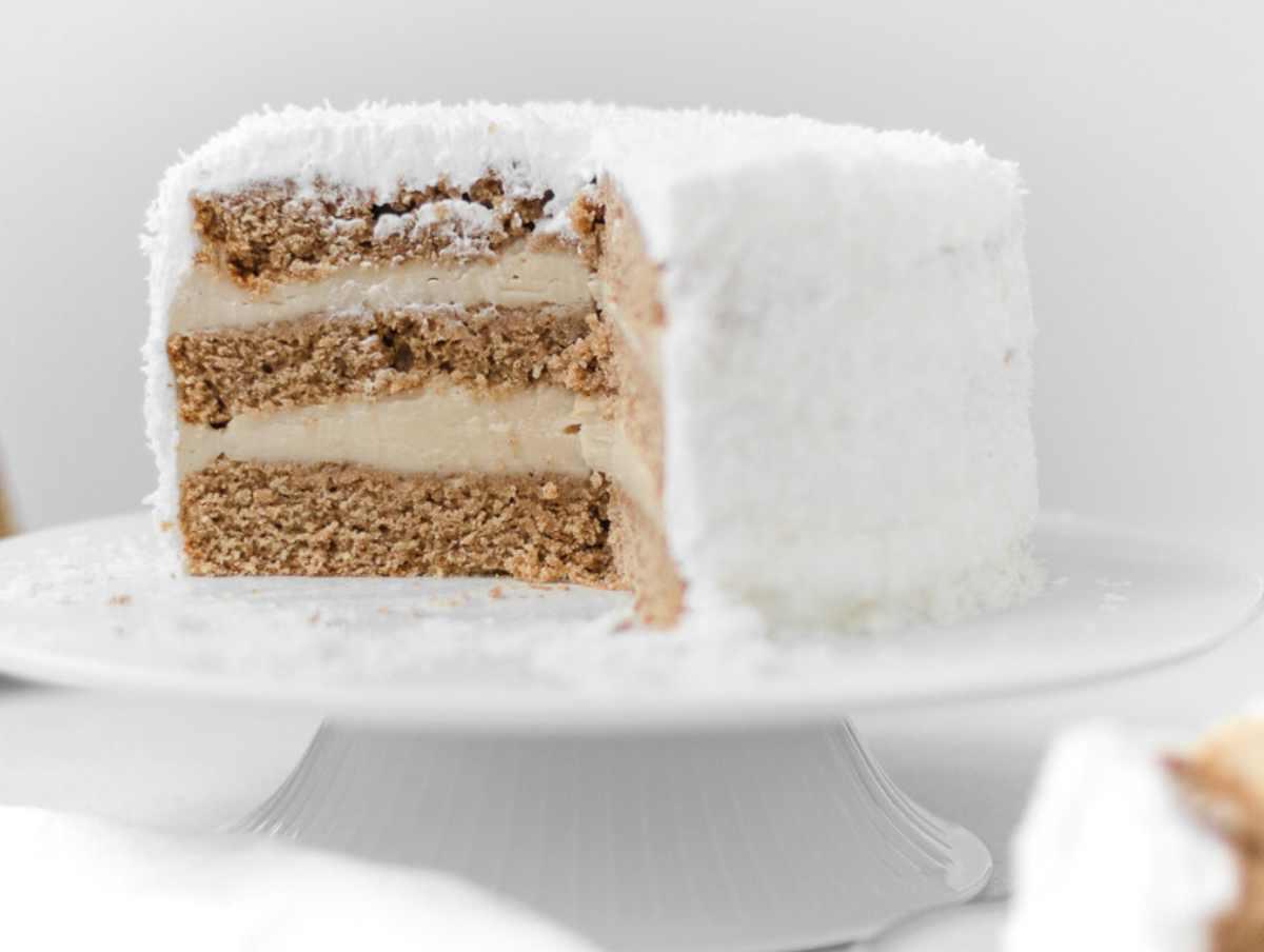 Veganer Kokoskuchen 3 Ein Stück veganer Kokoskuchen mit Pudding nach dem Anschneiden