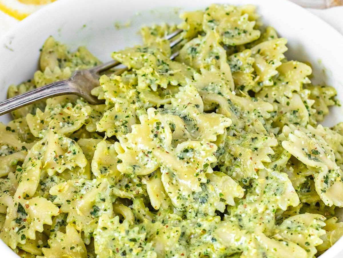 Rucola Pesto mit Farfalle Nudeln und einer silbernen Gabel