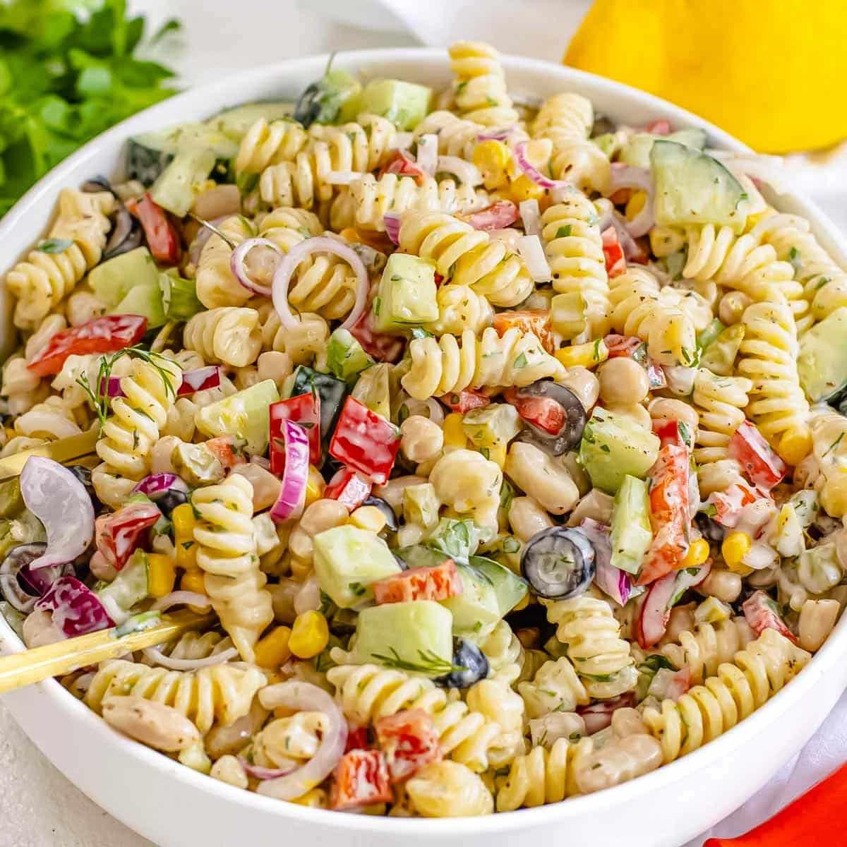 Cremiger Nudelsalat mit frischem Gemüse und Mayonnaise-Dressing.