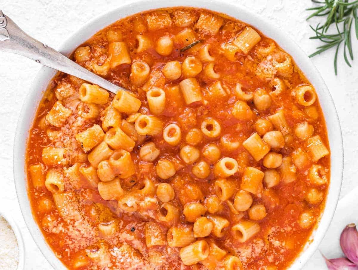 Pasta e Ceci (Nudeln mit Kichererbsen) 3 Pasta e ceci in einer Schüssel mit Parmesankäse