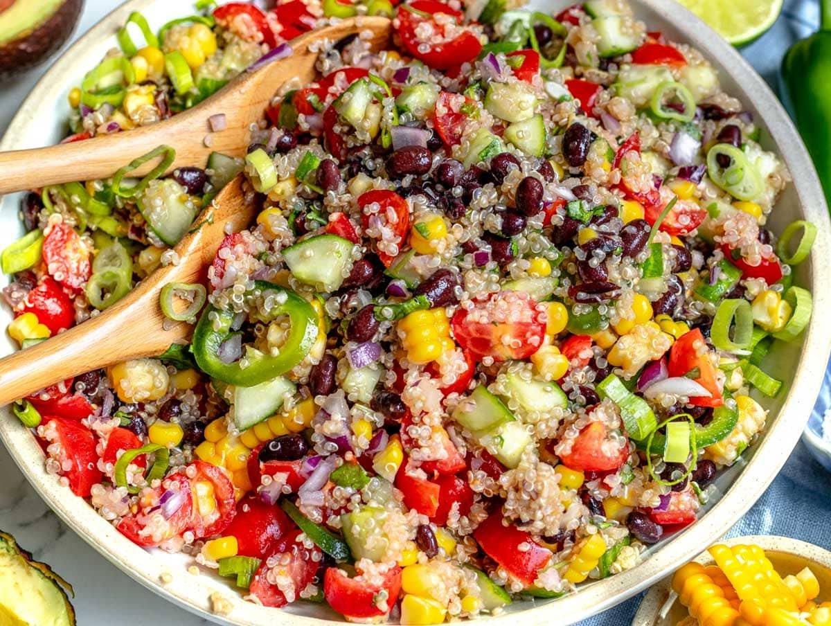 Quinoa Salat mit Mais und schwarzen Bohnen in einer Schüssel, bereit zum Servieren.