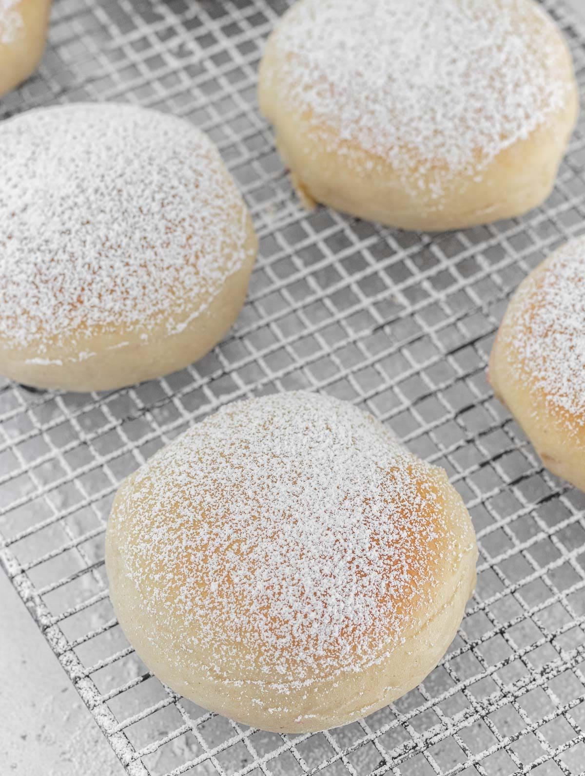Italienische Krapfen mit Marmelade