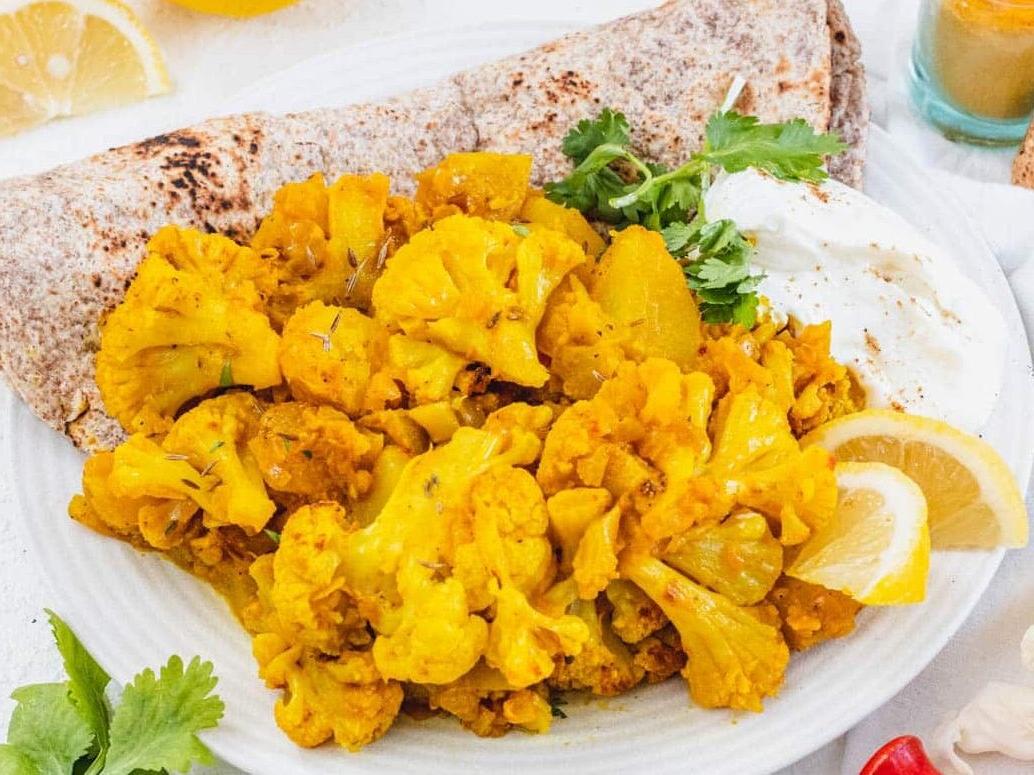 Aloo Gobi mit Joghurt und Naan-Brot