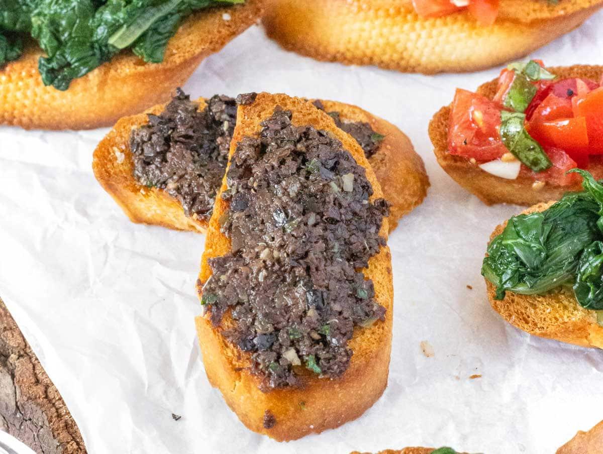 Tapenade auf Crostini