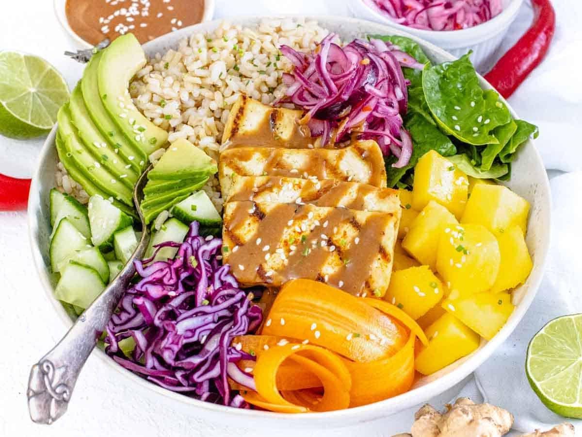 Protein Bowl mit Mango, Karotten und Rotkohl