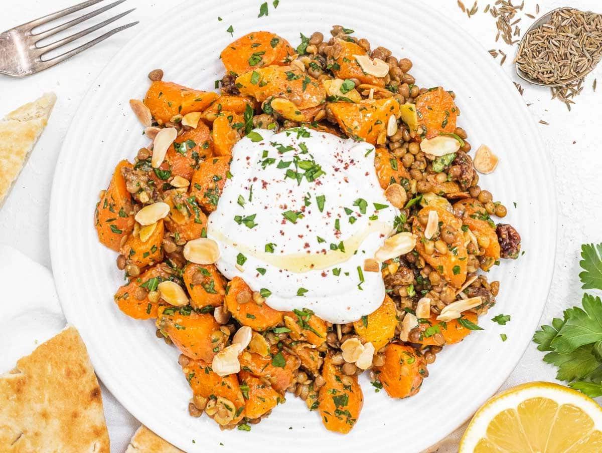 Joghurt-Tahini-Soße 3 Linsensalat mit Karotten und Joghurt-Sauce