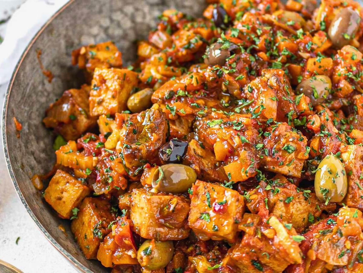 Tofu nach Jägerart 3 Just cooked tofu cacciatore with fresh Italian herbs.