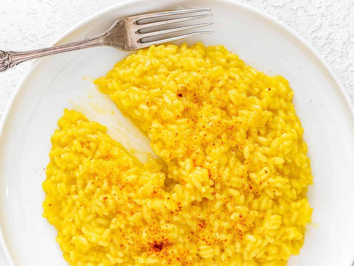 Safranrisotto auf einem weißen Teller