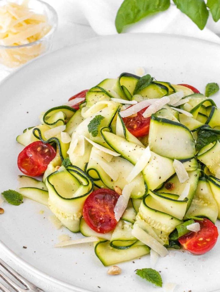 Zucchini-Salat mit Kirschtomaten