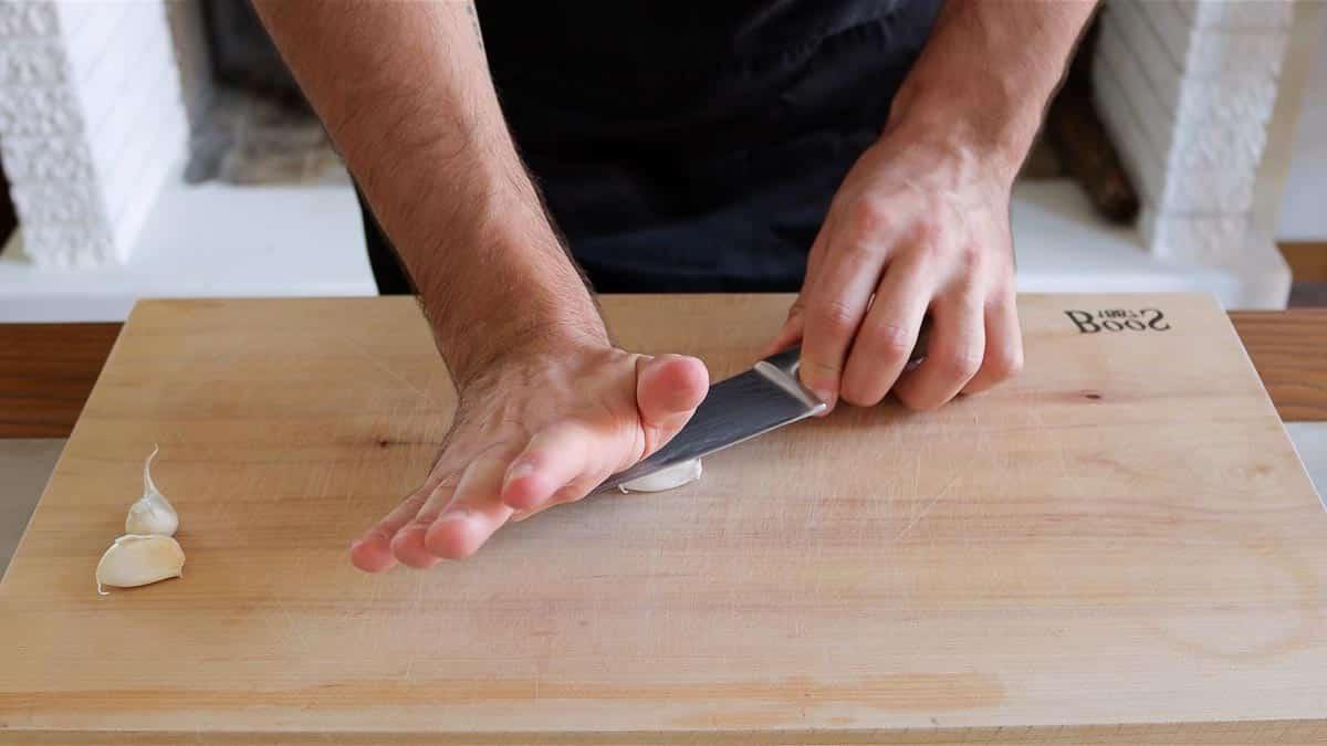 Knoblauch hacken und Knoblauchpaste herstellen 2 Knoblauch zerquetschen zum Schälen