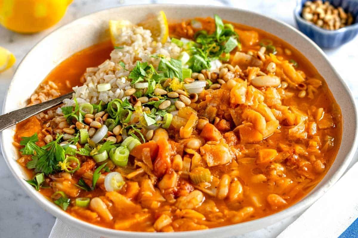 Kohlsuppe mit Reis, Joghurt und Zitronenschale garniert
