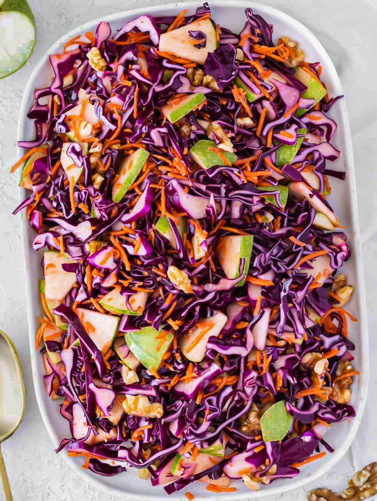 Gesunder Krautsalat auf einer Serviette.