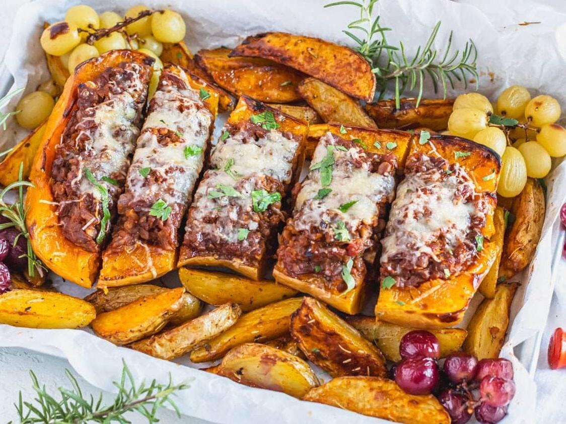 gefüllter Butternut-Kürbis in Portionen geschnitten