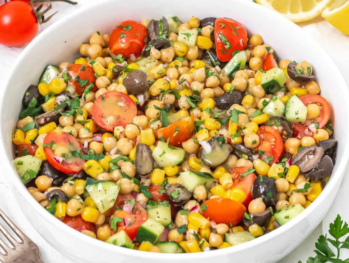 Mediterraner Kichererbsensalat.