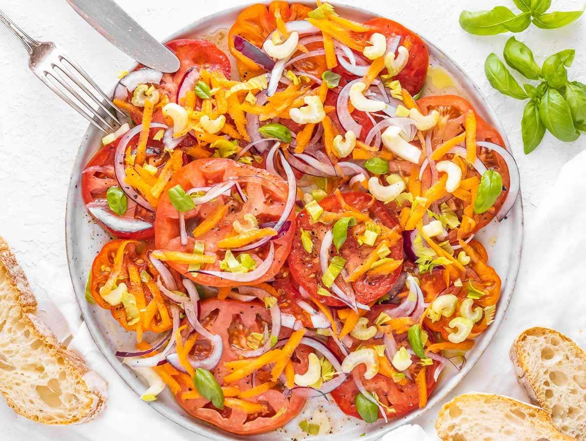 Italienischer Tomatensalat mit Zwiebel, Sellerie und Karotte.
