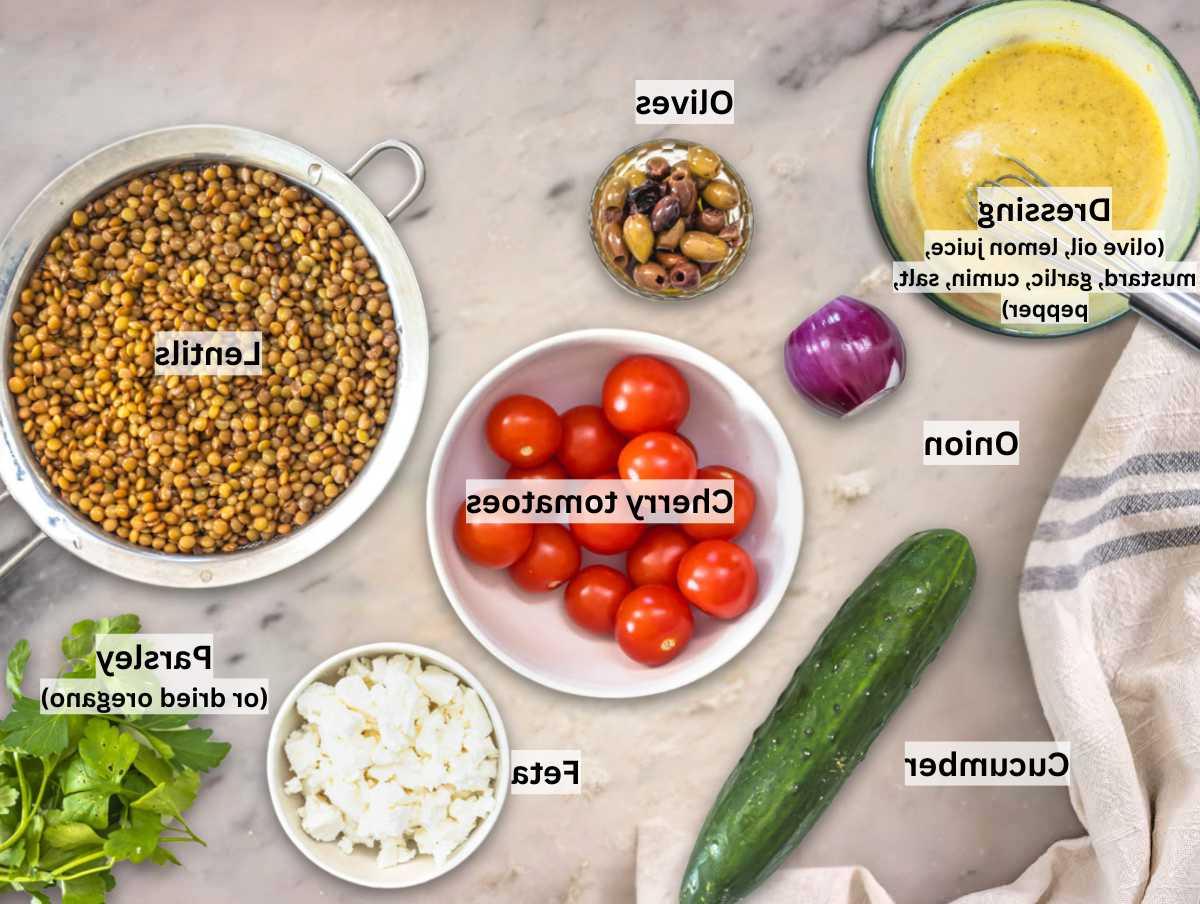 Zutaten für Linsensalat auf einem Marmortisch.