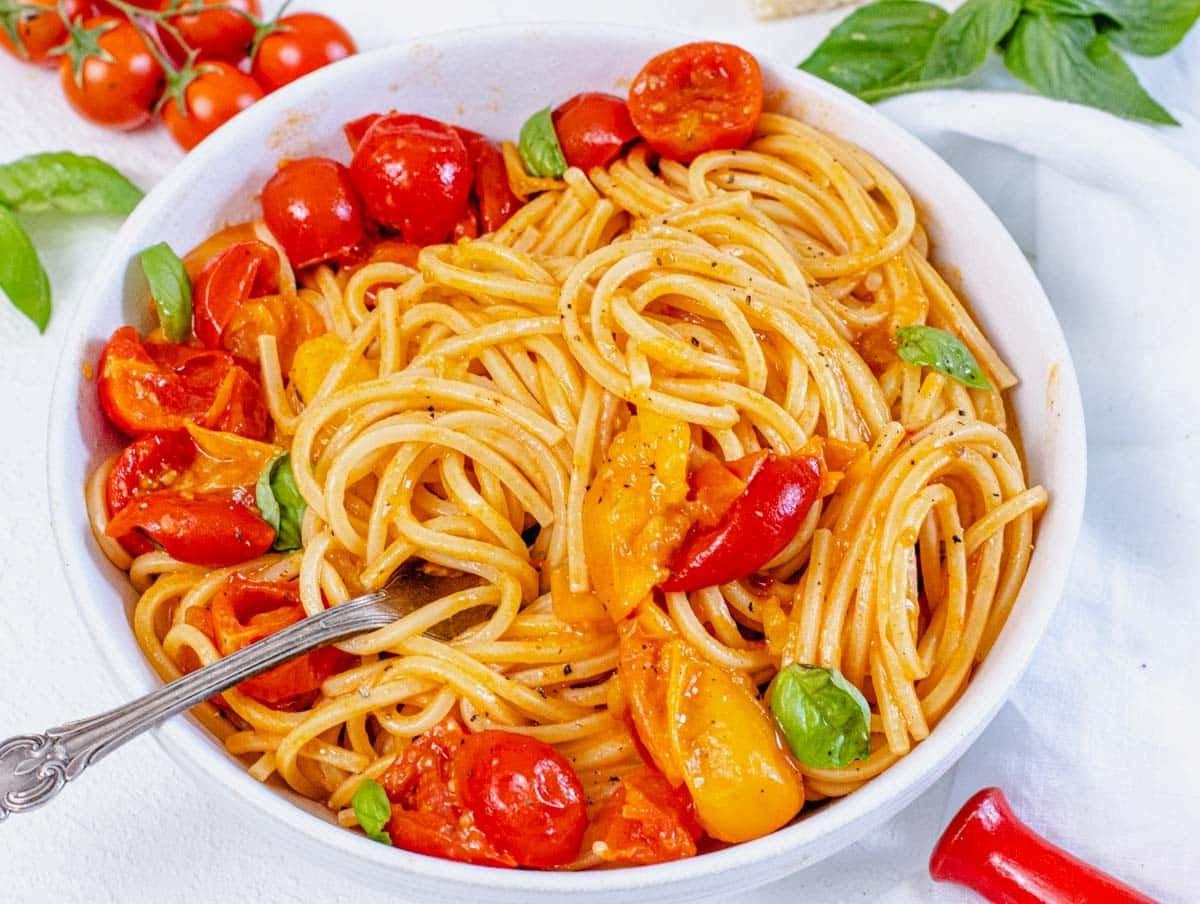 Pasta mit Kirschtomaten und Gabel