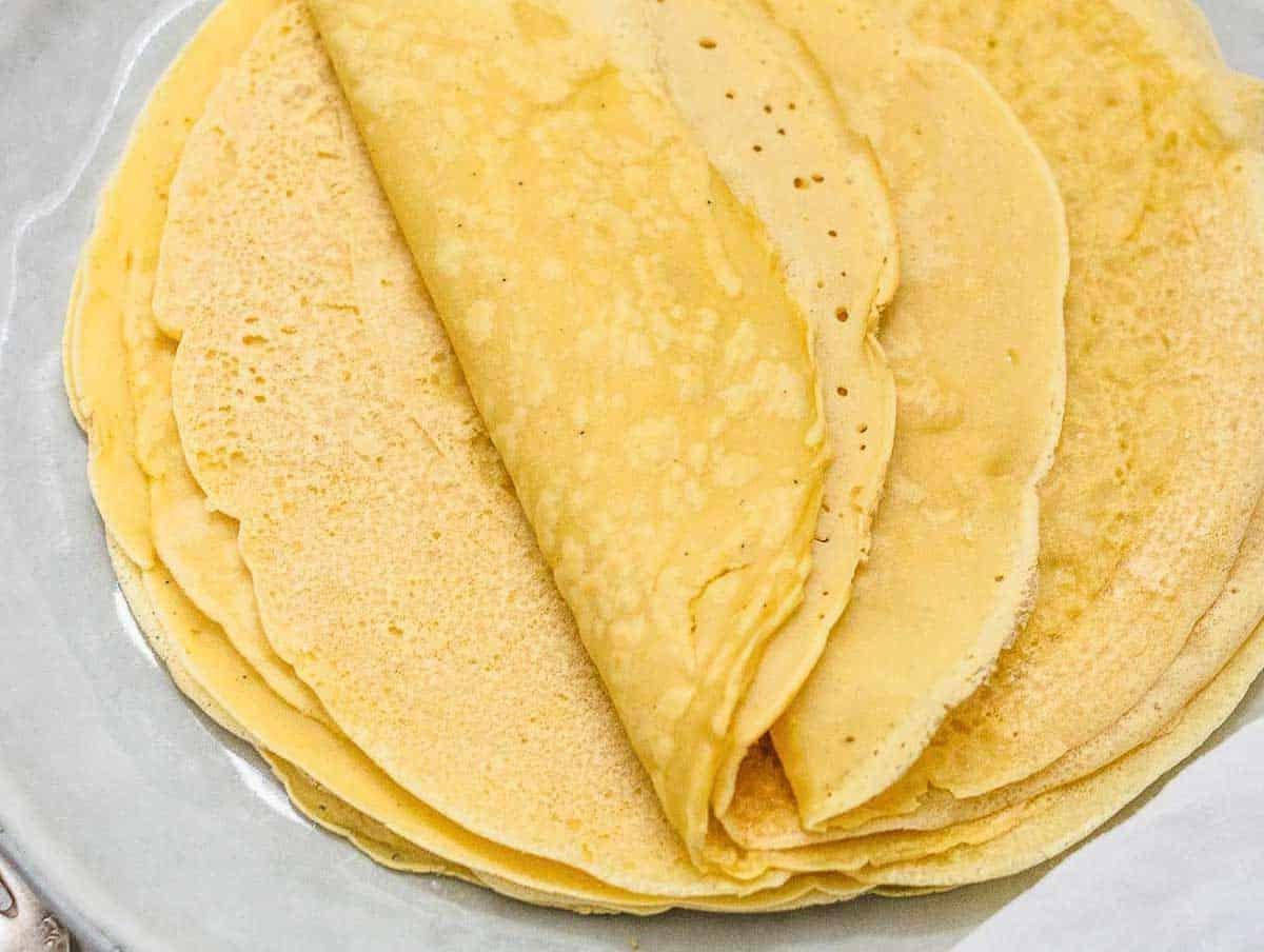 herzhafte Crêpes auf einem Teller