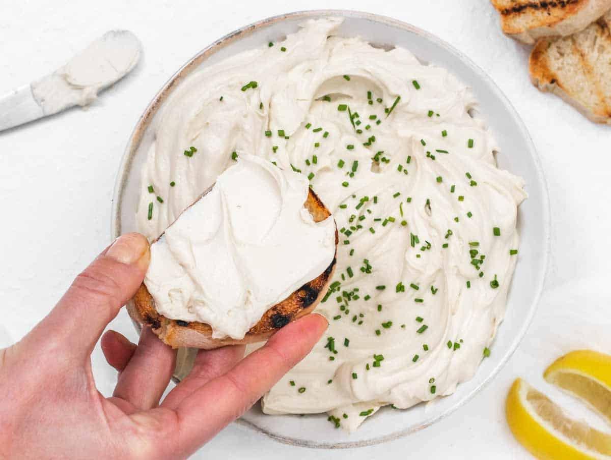 weißer Tofu Frischkäse mit Hand