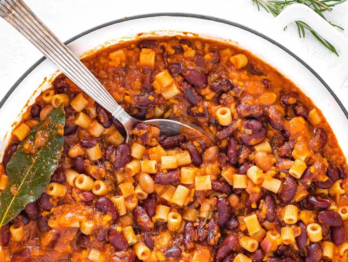 Pasta Fagioli in einem weißen Topf