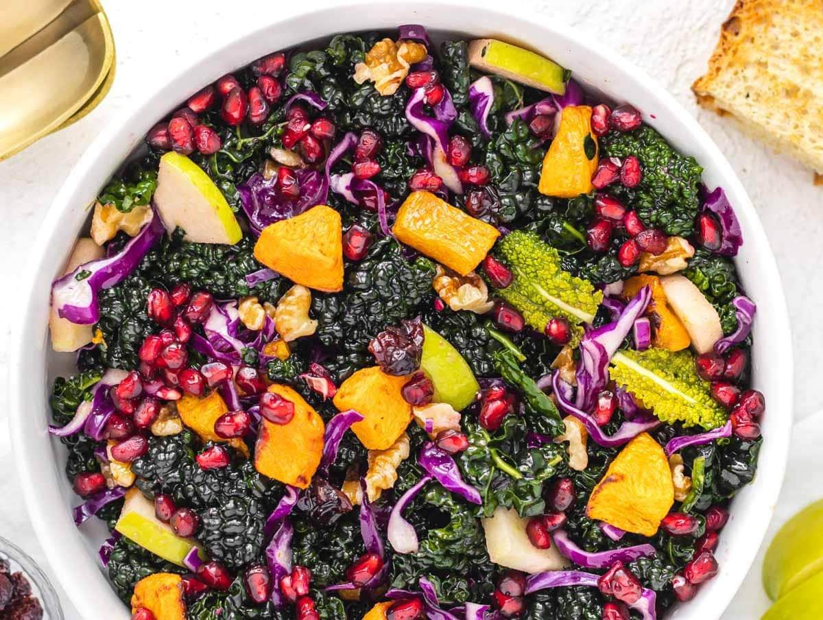 Grünkohlsalat mit Granatapfelkernen