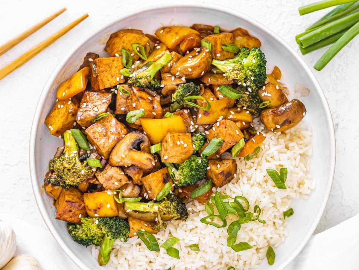 Tofu-Wok mit weißem Reis und Brokkoli