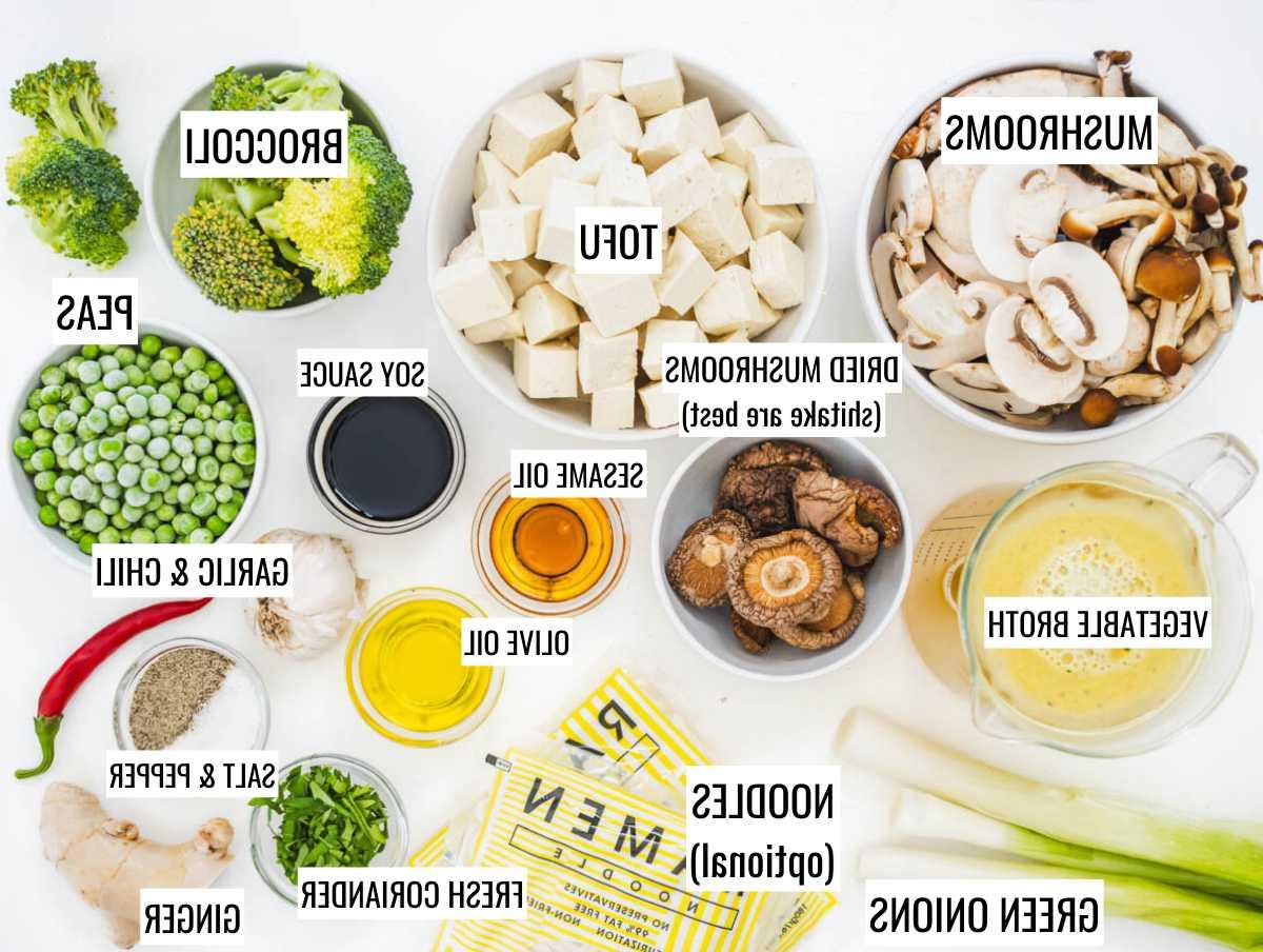 Zutaten für Tofusuppe auf einem Tisch.