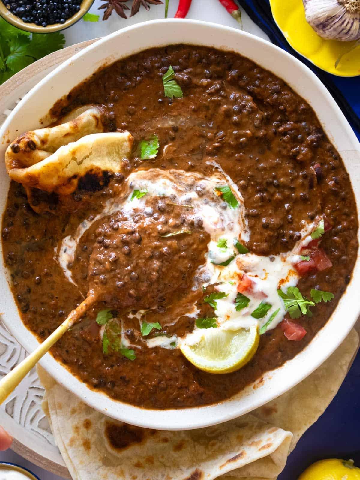 Dal Makhani mit Paratha Brot.
