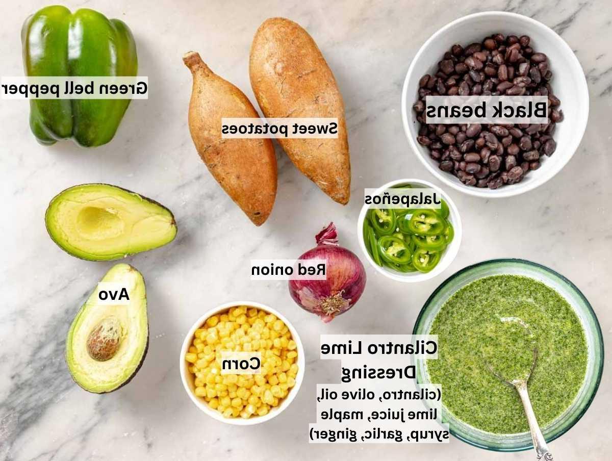 Schwarzer Bohnensalat 3 Zutaten für schwarzen Bohnensalat auf einem Marmortisch.