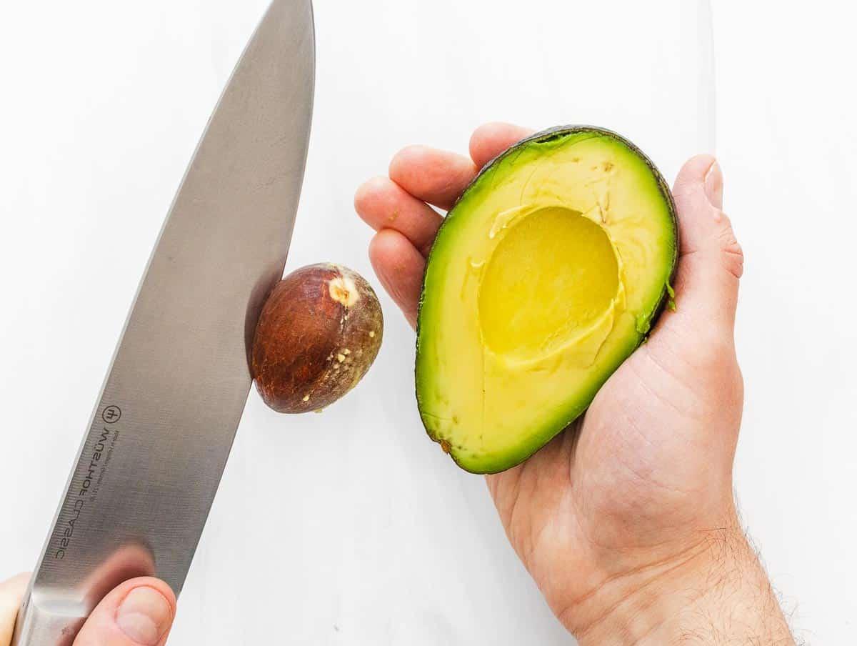 25 Avocado Rezepte 3 Avocado Kern entfernen