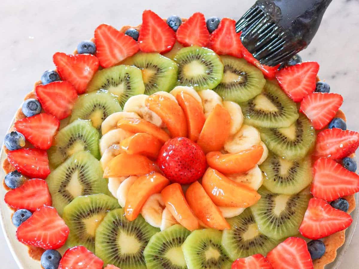 Obst-Tarte Rezept und Pinsel mit Aprikosenmarmelade