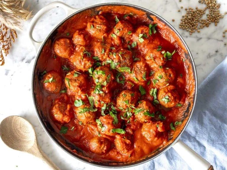 Linsen-Bällchen in Marinara-Sauce.