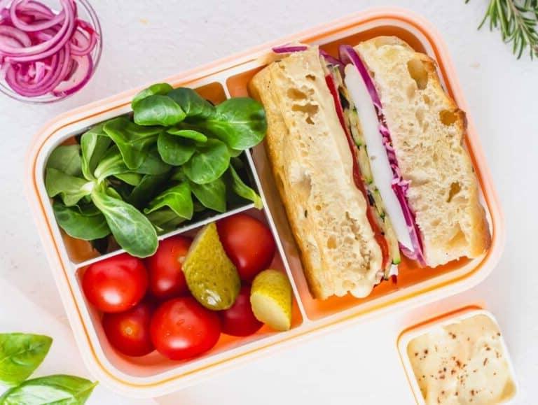 Focaccia Sandwich in einer pinken Bento Box mit frischem Gemüse