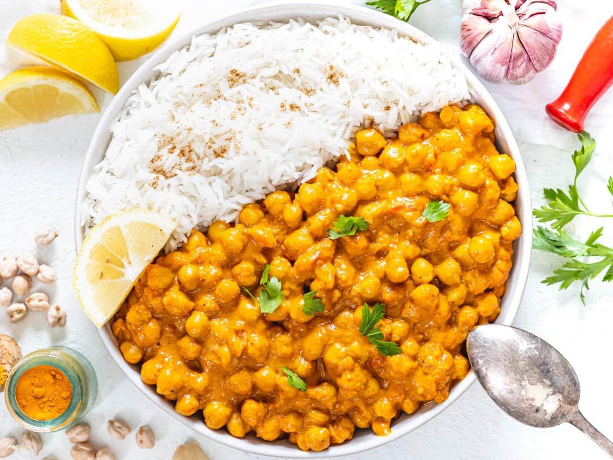 Kichererbsen-Curry mit einem silbernen Löffel
