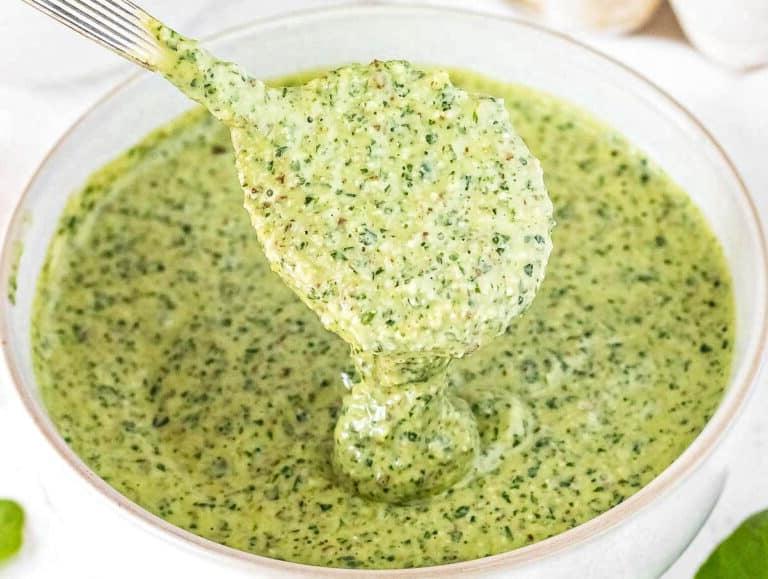 Rucola Pesto mit einem Löffel in einer weißen Schüssel