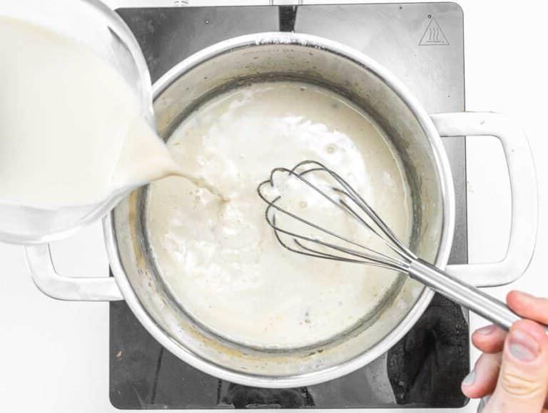Milch für Béchamelsauce in einem Topf