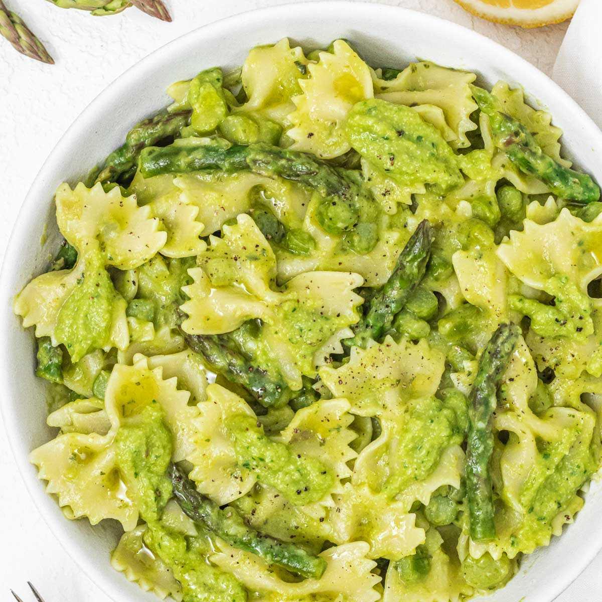 Einfache Spargel-Pasta mit zartem Spargel und cremiger Käsesoße.