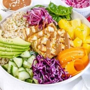 Buddha Protein Bowl mit Erdnusssauce und frischem Gemüse.
