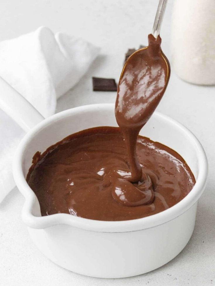 Dunkle, glänzende vegane Schokoladencreme in einer Schüssel.
