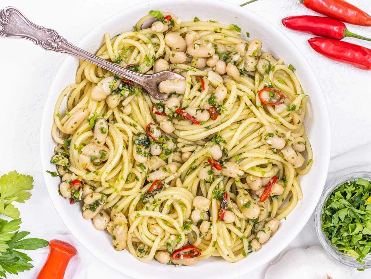 30 vegane Mittagessen-Ideen 21 Aglio e Olio Bohnen mit Gabel und Chili