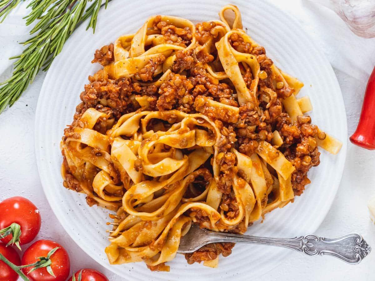 Linsen-Bolognese auf einem weißen Teller